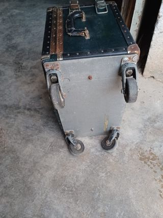 Maleta antigua de atrezo con ruedas
