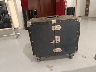 Maleta antigua de atrezo con ruedas