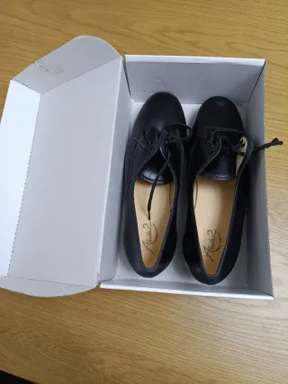 Zapatos negros tacón ancho para traje tradicional