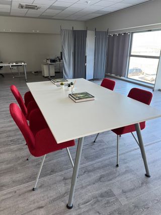 Mesa de reuniones y 4 sillas rojas