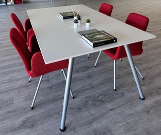 Mesa de reuniones y 4 sillas rojas