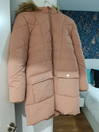 Abrigo rosa acolchado con capucha