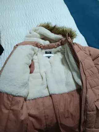 Abrigo rosa acolchado con capucha