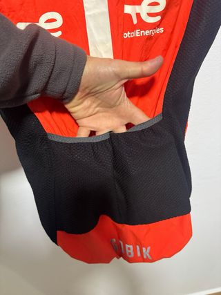 Exclusivo chaleco chubasquero gobik team ineos