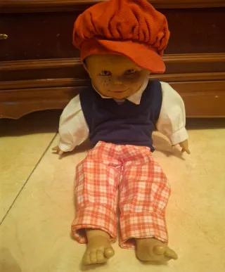 Muñeco niño con gorra y pantalón a cuadros