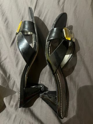 Tacchi Via Uno Neri con Decorazioni Dorate