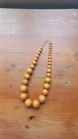 Colar de miçangas de madeira
