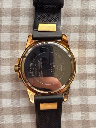 Reloj Guess Dorado y Negro con Cristales