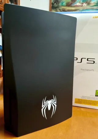 PlayStation 5 + 2 Mandos + Carcasa Spiderman