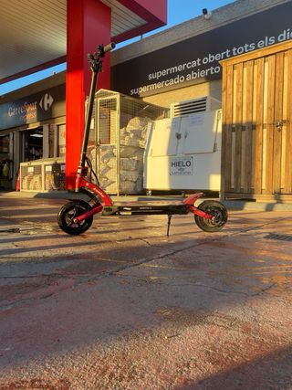 Patinete eléctrico estilo moto