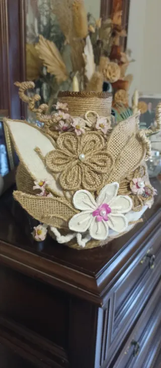 Jarrón de yute con adornos florales