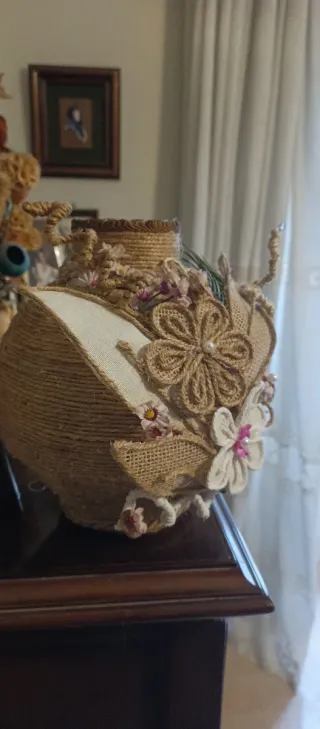 Jarrón de yute con adornos florales