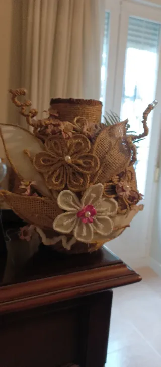 Jarrón de yute con adornos florales