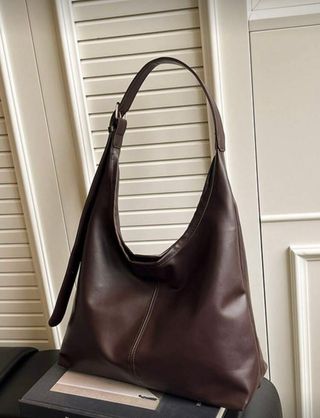 Bolso de hombro marrón