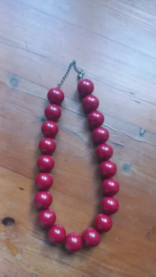 Colar de miçangas de madeira vermelho