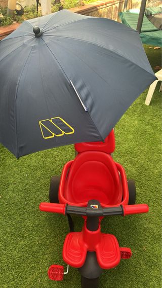 Triciclo infantil rojo con paraguas
