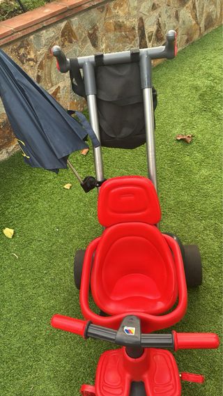 Triciclo infantil rojo con paraguas