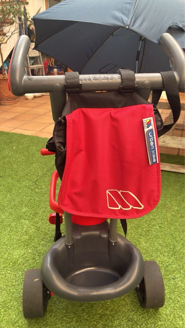Triciclo infantil rojo con paraguas