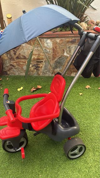 Triciclo infantil rojo con paraguas