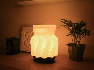 Lámpara de diseño con luz cálida – lista para usar