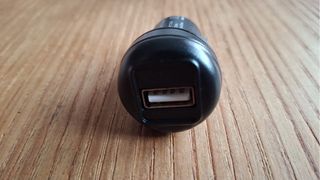 Cargador mechero coche rojo blanco y negro