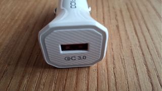 Cargador mechero coche rojo blanco y negro