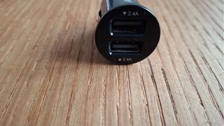 Cargador mechero coche rojo blanco y negro