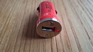 Cargador mechero coche rojo blanco y negro