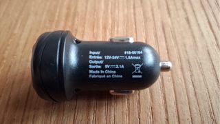 Cargador mechero coche rojo blanco y negro