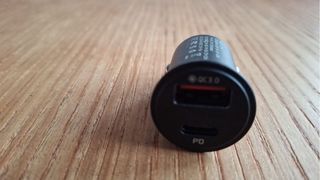 Cargador mechero coche rojo blanco y negro