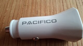 Cargador mechero coche rojo blanco y negro