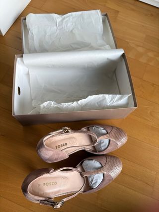 Zapatos de tacón beige y dorado