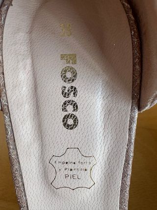 Zapatos de tacón beige y dorado