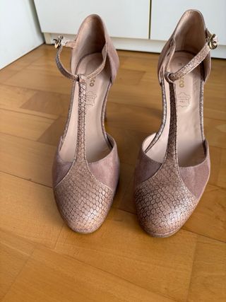 Zapatos de tacón beige y dorado