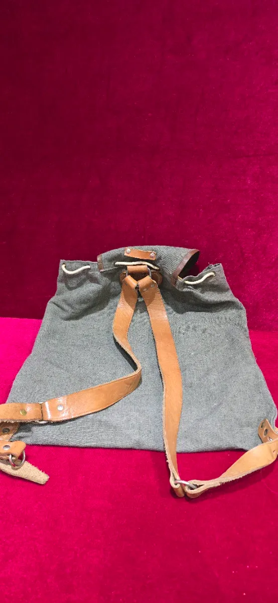 Mochila pequeña tela verde y cuero