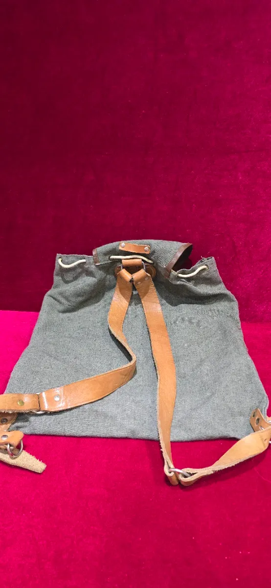 Mochila pequeña tela verde y cuero