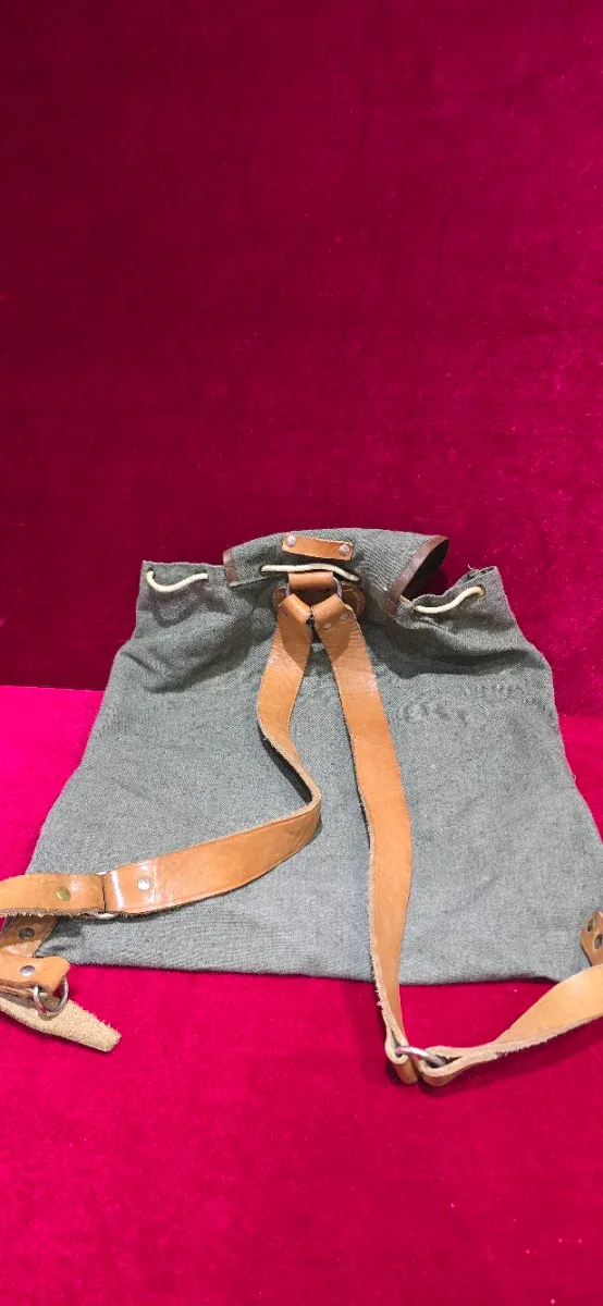 Mochila pequeña tela verde y cuero