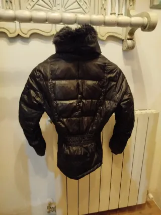 Chaqueta negra acolchada