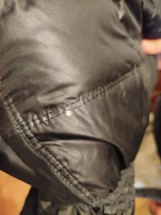 Chaqueta negra acolchada