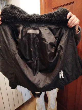 Chaqueta negra acolchada