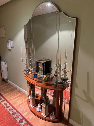 Mueble de recibidor con espejo.