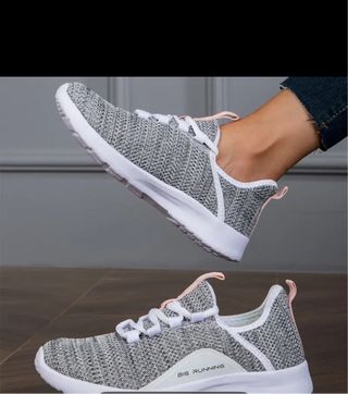 Tenis grises y blancos