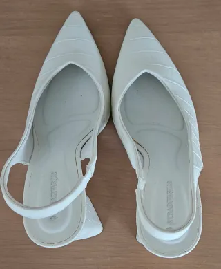 Tacchi bianchi con texture coccodrillo