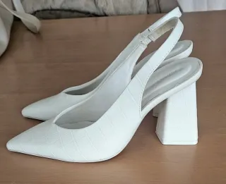 Tacchi bianchi con texture coccodrillo