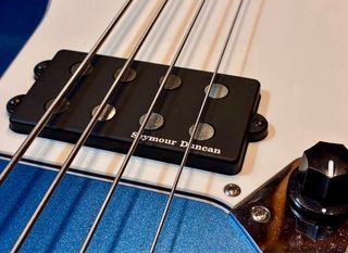 Squier Jaguar Bass MEJORADO