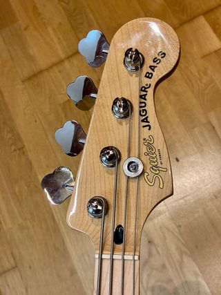 Squier Jaguar Bass MEJORADO
