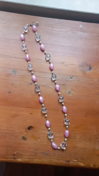 Colar de miçangas rosa e transparente