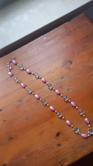 Colar de miçangas rosa e transparente