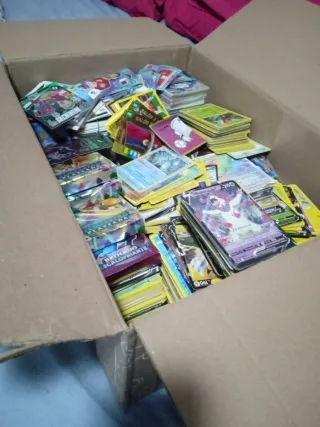 Lote cromos deportivo y Pokémon mixta