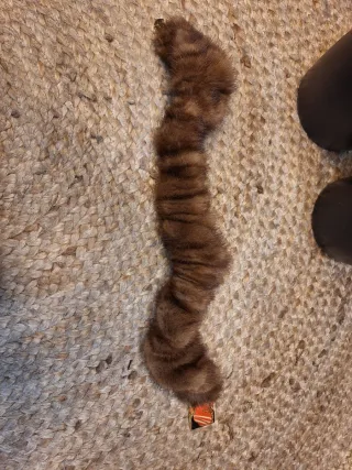 Cintura in pelliccia con fibbia dorata